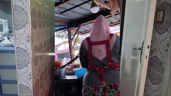 Ibu Montok Berjilbab, Siap Digoyang Di Atas Sajadah.