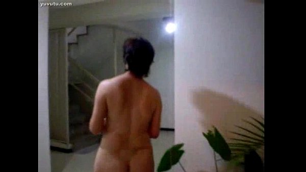 Si Montok China Tua Lagi Siram Tanaman, Sambil Pantatnya Digoyang-goyang Basah Kuyup.