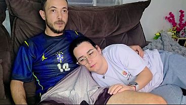 Irmã-torta é Provocada Pelo Meio-irmão Enquanto Veem Jogo Do Brasil, Tesão No Ar.