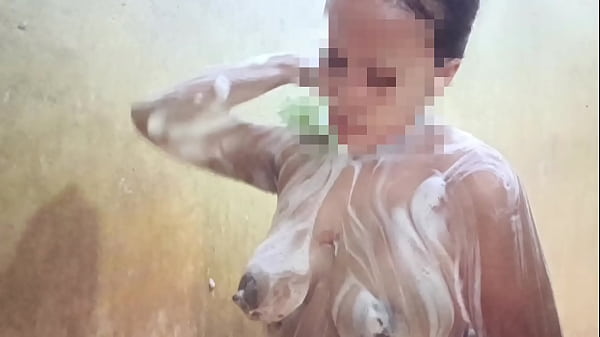 Lihatin Aku Mandi, Sayang, Biar Kamu Makin Bernafsu.